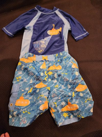 UV Skinz kids submarine-themed rash guard and matching trunks 5T/5