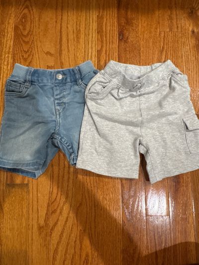 Levis and unknown Short bundle 24 Months