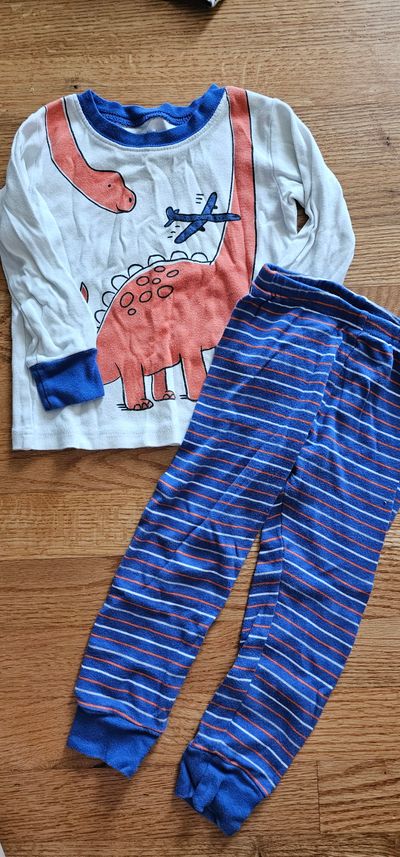 Carter's Fun Dinosaur graphic snug fit PJ in great condition 2T
