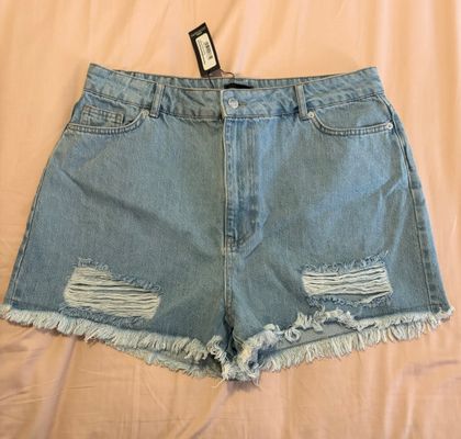 Pretty little things NWT distressed denim shorts Junior M - 6