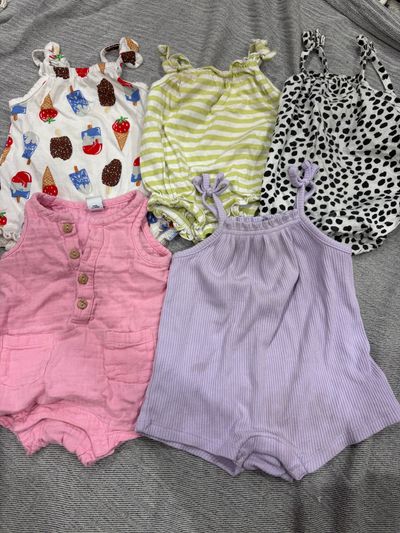 Old navy Five outfits 3-6 Months