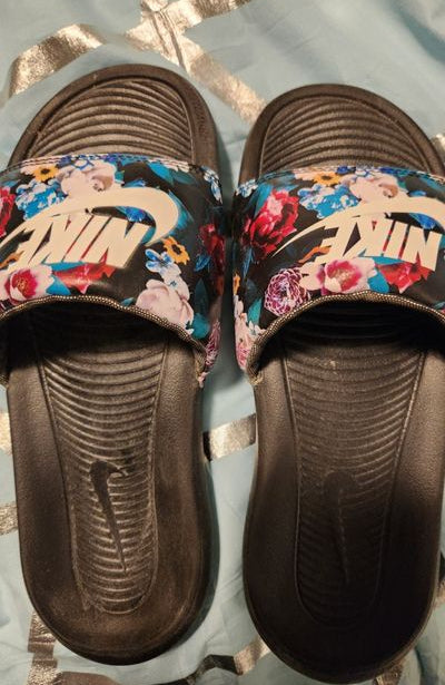 Nike slides Good condition 7 (Adult)