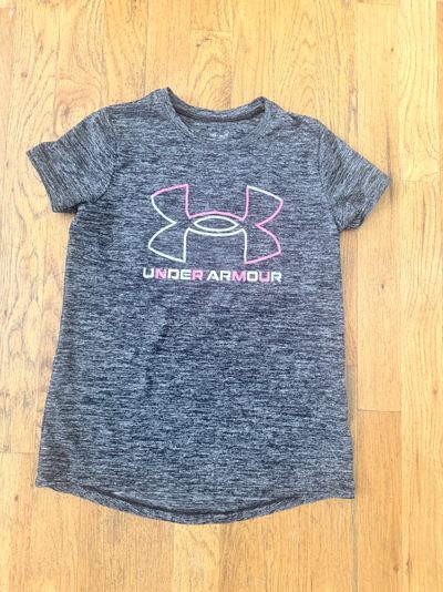 Girls Under Armour shirt size Medium Girls Under Armoir shirt size Medium 7-8
