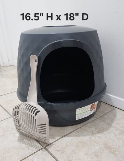 LITTER BOX With SCOOP is new Litter box like NEW
