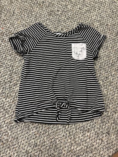 Wonder nation Black and white striped tshirt w lace pocket 6T/6