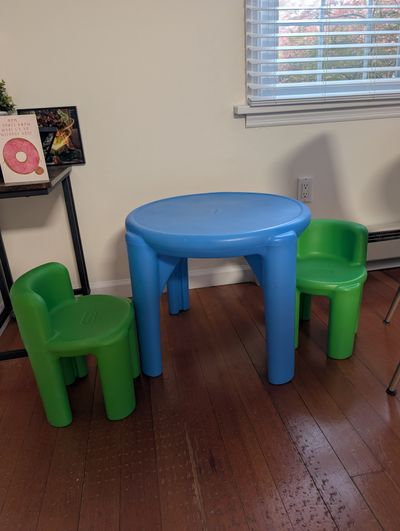 Little Tikes Little Tikes table with 2 chairs