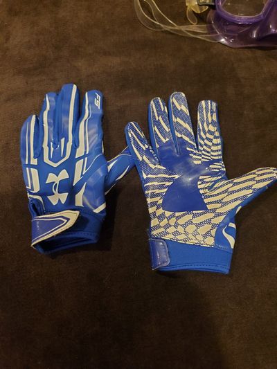 Under Armour football gloves - YM