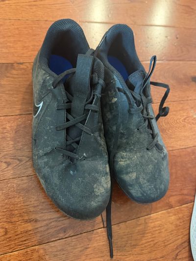 Nike cleats Need a good cleaning on the outside but in great condition 1 (Big Kid)