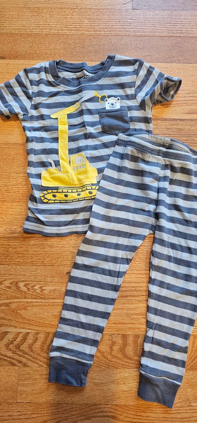 Carter's Graphic PJ w/ short sleeves top & long pants in great condition 18 Months