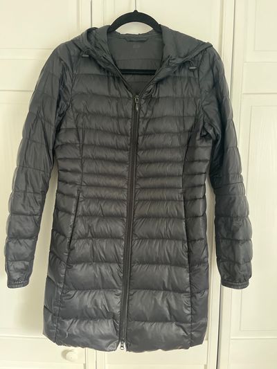 Uniqlo Black packable down coat jacket. Hood pockets. Light weight. EUC Women's - XS