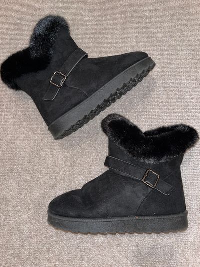 J Mark WORN ONCE. Black suede like with faux fur. 7 (Adult)