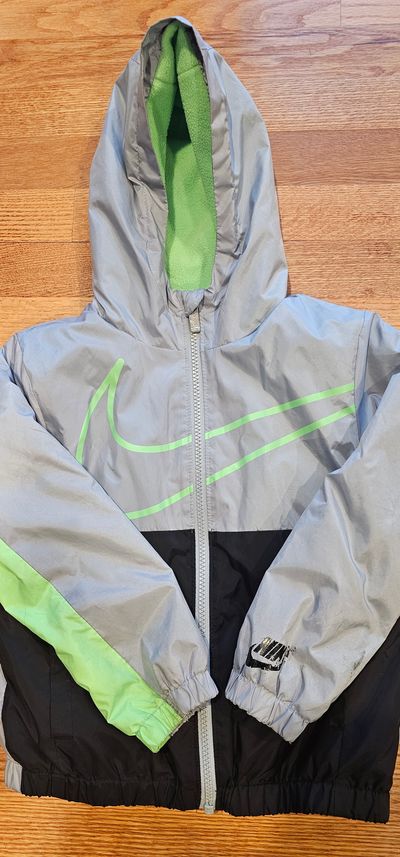 Nike Some wear there is a mark on one sleeve & part of logo peeled off 5T/5