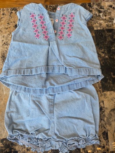 2 piece carters outfit Short sleeved shirt and shorts 9 Months