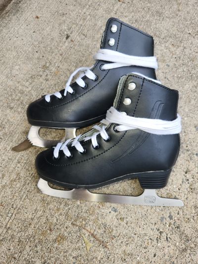 Lake placid Black figure skates size 1 youth