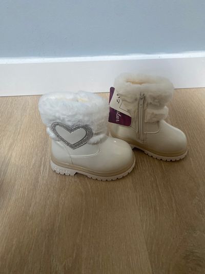No brand NWT faux fur boots. No size but fits like toddler 5.5 5-1/2 (Lil' Kid)