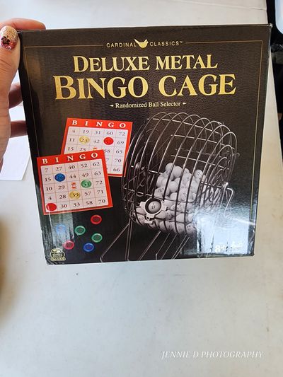 Cardinal classic Deluxe bingo game with randomized ball selector.