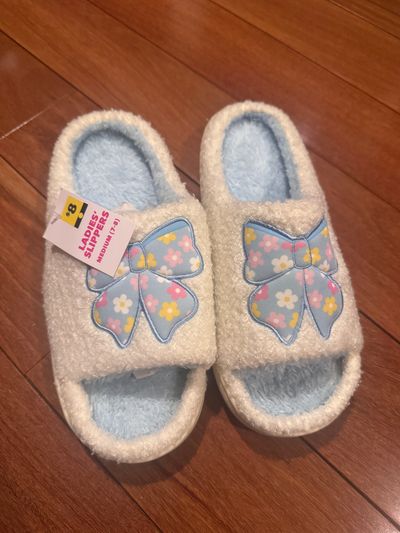 Brand new size 7/8 bow slippers  7 (Adult)