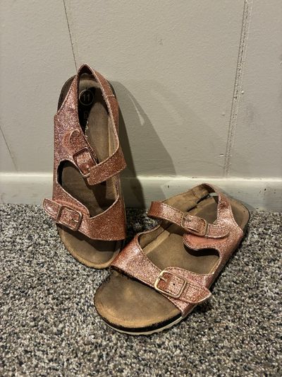 Cat & Jack pink sandal Birkenstock-style pink sparkly sandal. Some wear, good condition 11 (Lil' Kid)