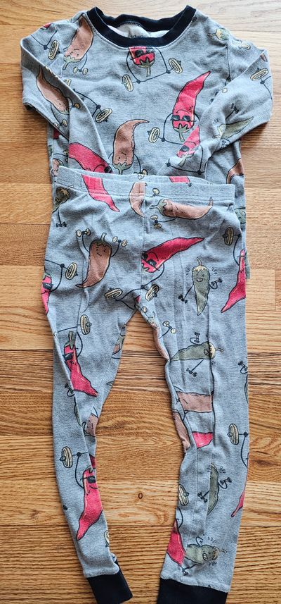 Carter's Excellent condition graphic 2 pieces set PJ 2 6T/6