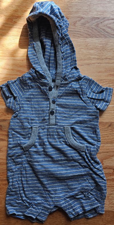 Baby Gap Boys short sleeves bodysuit with hoodie and kangaroo porket 3-6 Months