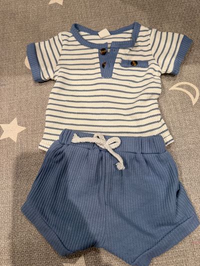 Outfit Short sleeve and shorts outfit 9-12 Months