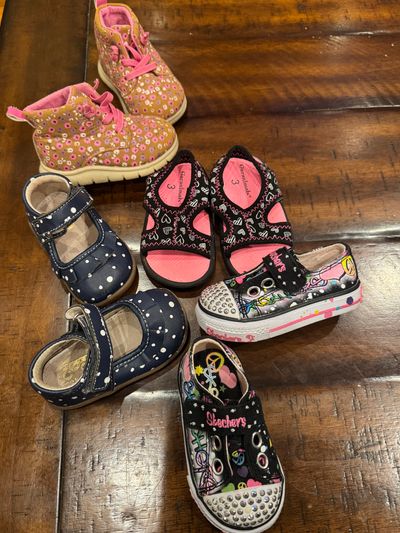 Mixed Lot. Sketchers missing one rhinestone Mixed Lot. Sketchers missing one rhinestone, rest in great condit 3 (Infant Shoe)