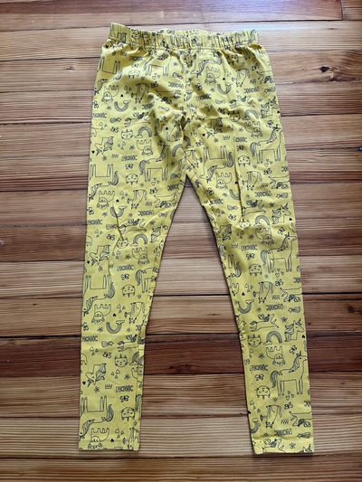 Carter's Stretch Leggings. New never worn. Yellow with animals and ranbows 10-12