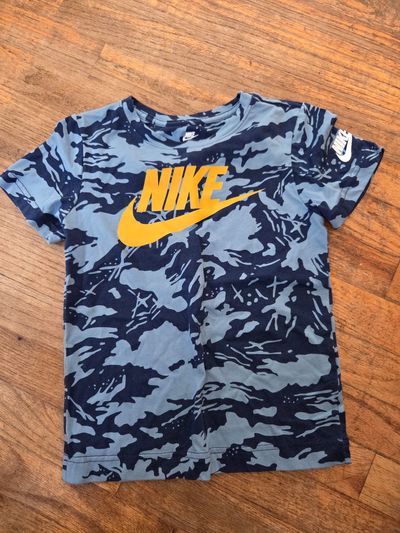 Nike Short sleeved shirt size 7  7-8