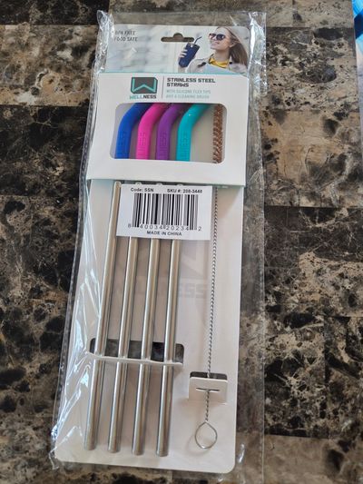 Brand New Wellness 4 stainless steel straws With cleaning brush