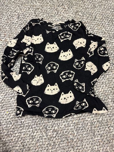 Old navy Black long sleeve w cream cats 5T/5