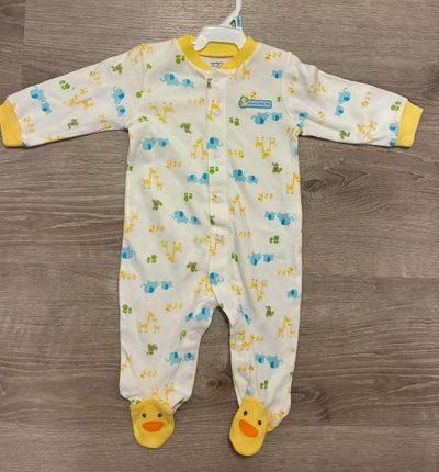 Carters Like new, long sleeves with snaps and feet 6 Months