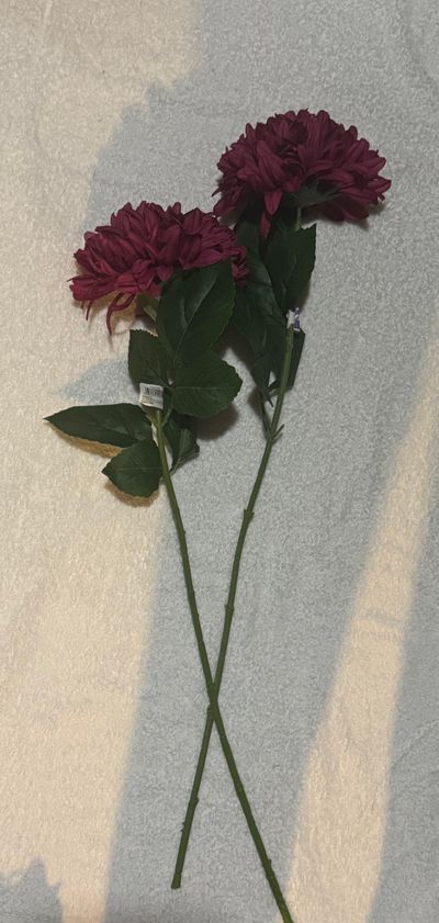 2 large Bundles of fake flowers 2 large Bundles of fake flowers