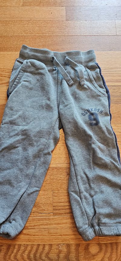 OshKosh Like new boys 3T sweatpants 3T