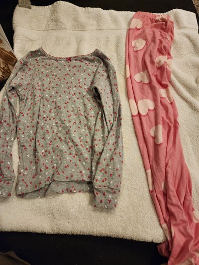 Carter Pajama sleeping set.  Theme heart 7-8