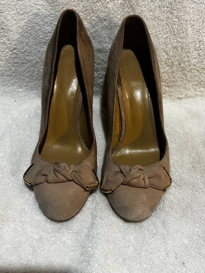 Michael Kors Dress shoes. Light pink with gold Michael Kors Dress shoes. Light pink. Needs a good cleaning 6 (Adult)