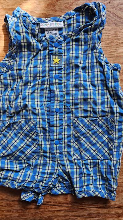 Gymboree Boys bodysuit in tan top with 2 pocket at the front Newborn