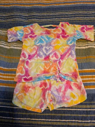 Childrens Place Size 5/6 2 Piece Tie Dye Hearts Short Set 6T/6