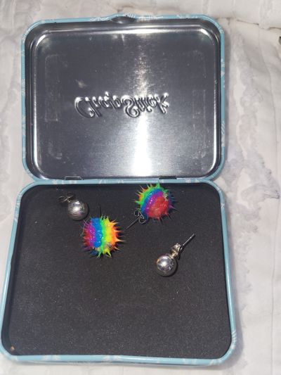 unknown 2 pairs of earrings