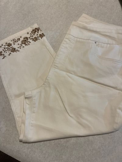 Blair size 16 wide Brand new white plants with brown flowers on bottom Women's 16