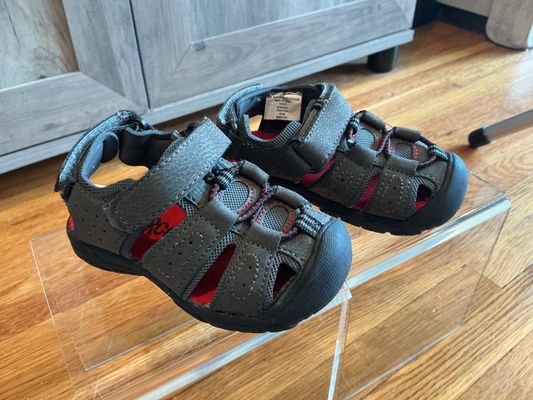 Circo Closed toe sandals with Velcro adjustable back strap - size 5 5 (Lil' Kid)