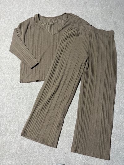 Shein Brown taupe color. 2 piece longer set. Wide leg pants. V neck LS Women's - M