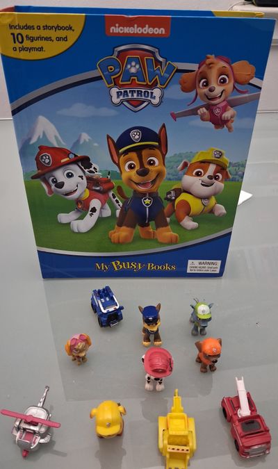 Nickelodeon PAW Patrol My Busy Book Board book with playmat and 10 figurines