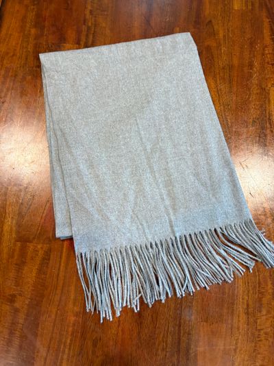 NEW w/o tags Gray scarf