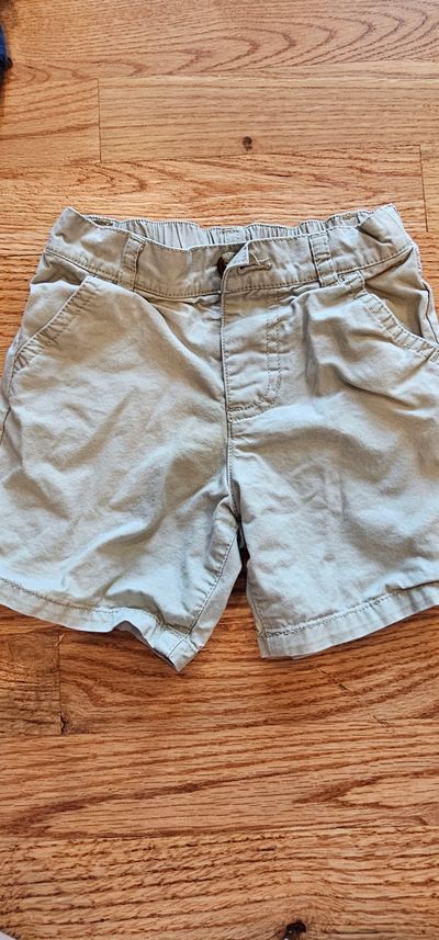 NA Toddler boys 12M Khaki shorts in great condition 12 Months