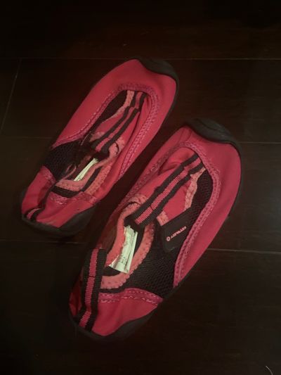 Airwalk Girls pink and black water shoes 9/10 9 (Lil' Kid)