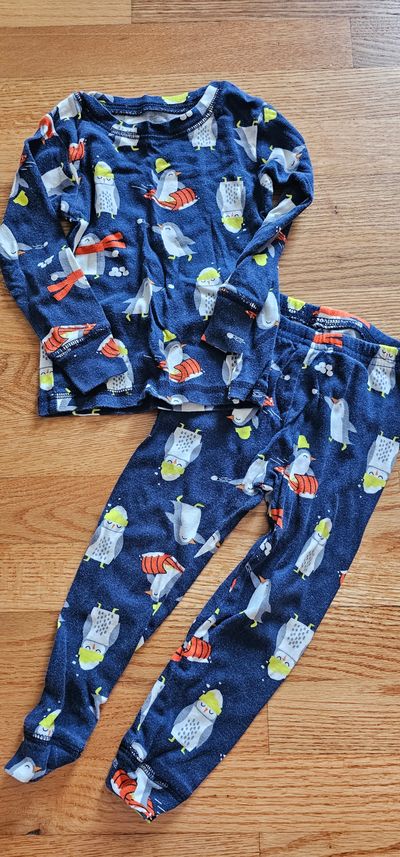 Carter's cute Penguins graphic snug fit PJ in excellent condition 2T