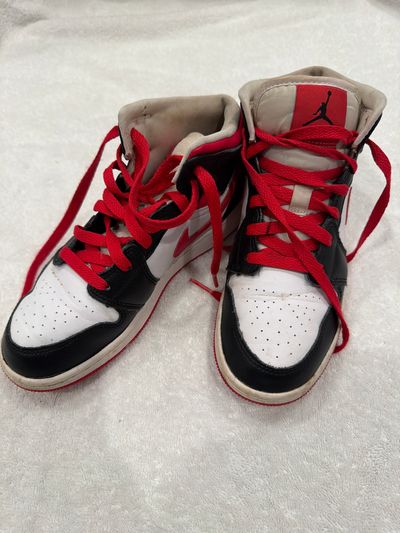 Air Jordan high top sneakers Barely worn and in great condition. Red and black 4-1/2 (Big Kid)
