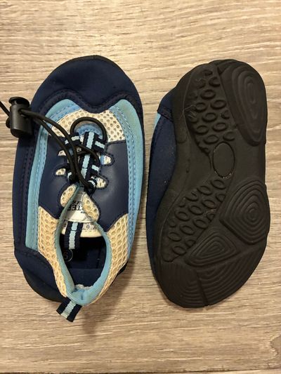Carters water shoes used good condition 9 (Lil' Kid)