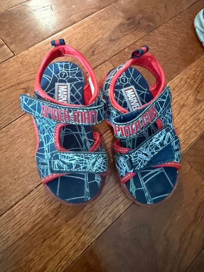 Spider-Man light up sandals Great condition 6 (Toddler)