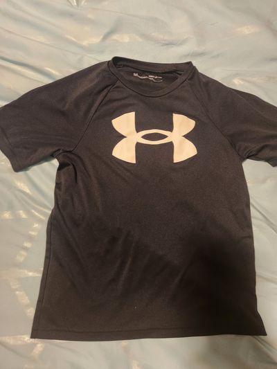 Under armour Dry fit black top 6T/6